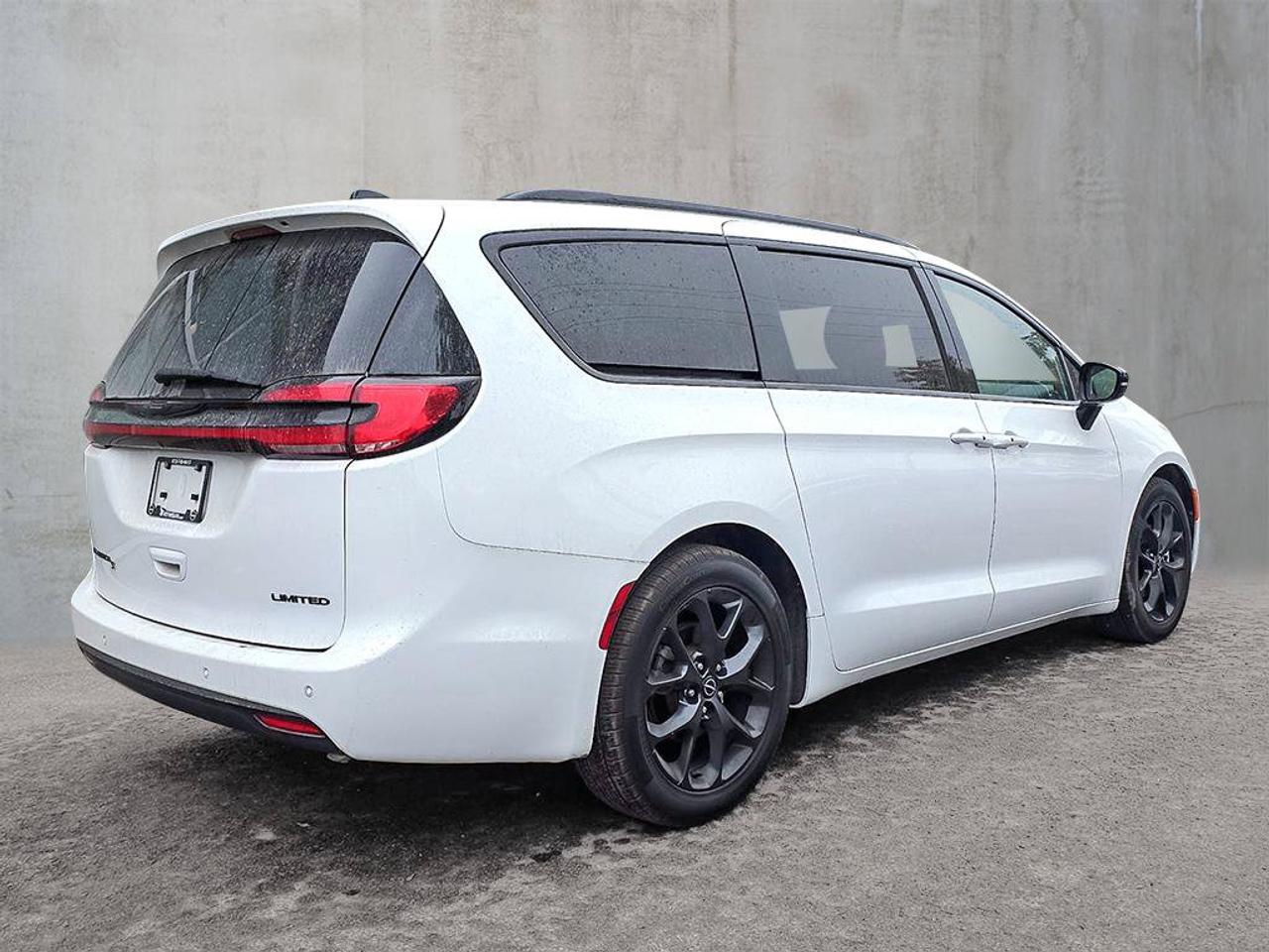 2025 Chrysler Pacifica Limited Photo3