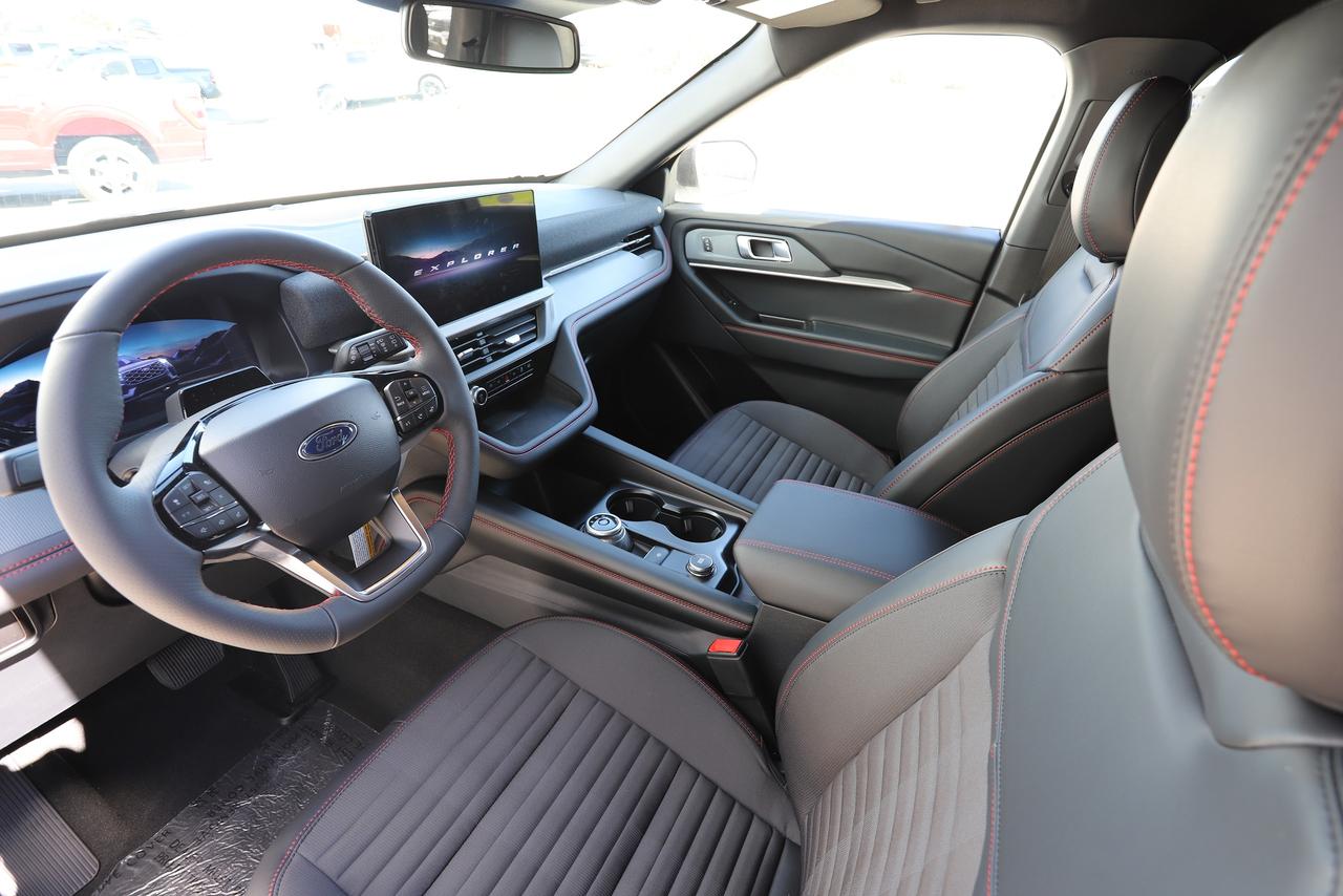 2026 Ford Explorer ST-Line 4WD Photo1