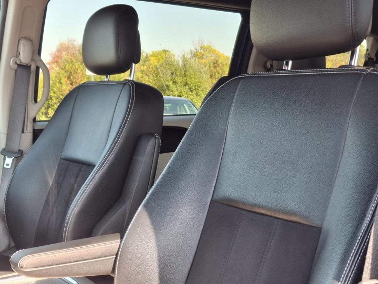 2019 Dodge Grand Caravan SXT Premium Plus | DVD | Leatherette / Suede | Nav | Trailer Tow PKG | Bluetooth & More ! Photo
