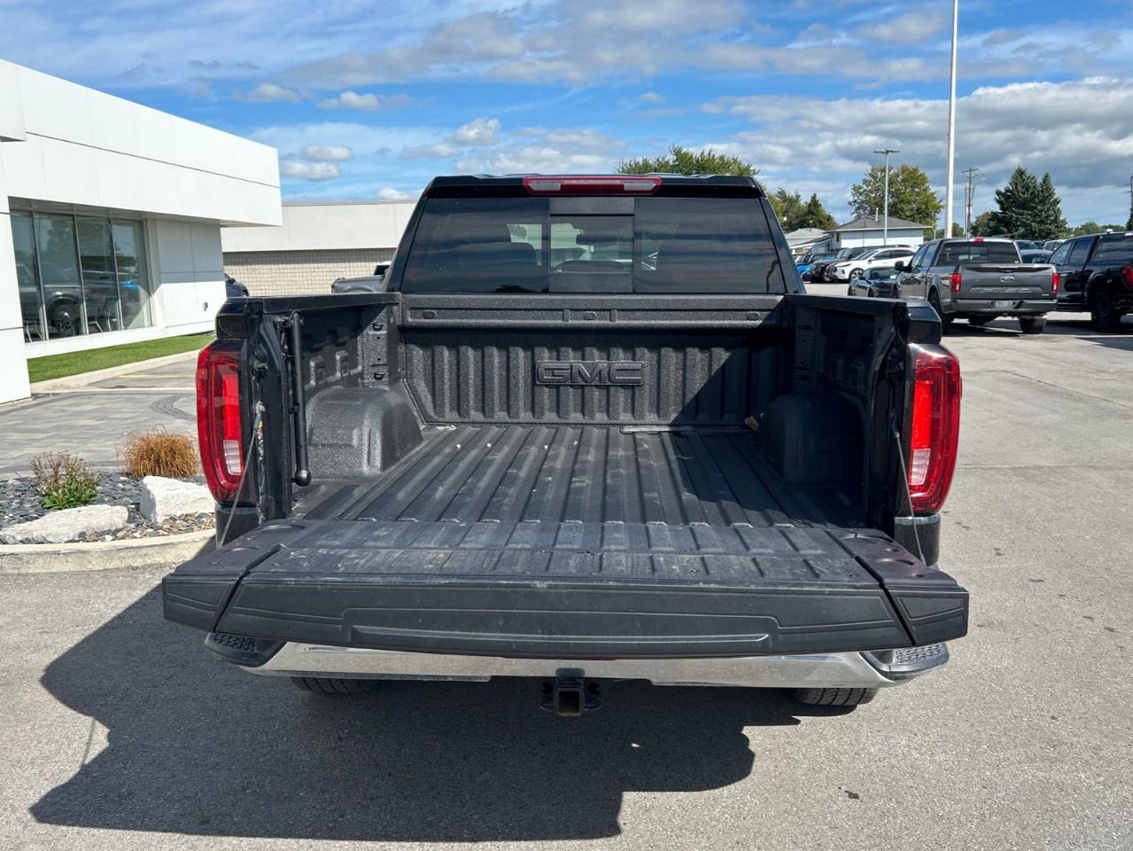 2025 GMC Sierra 1500 Crew Cab Short Box 4-Wheel Drive SLT Photo