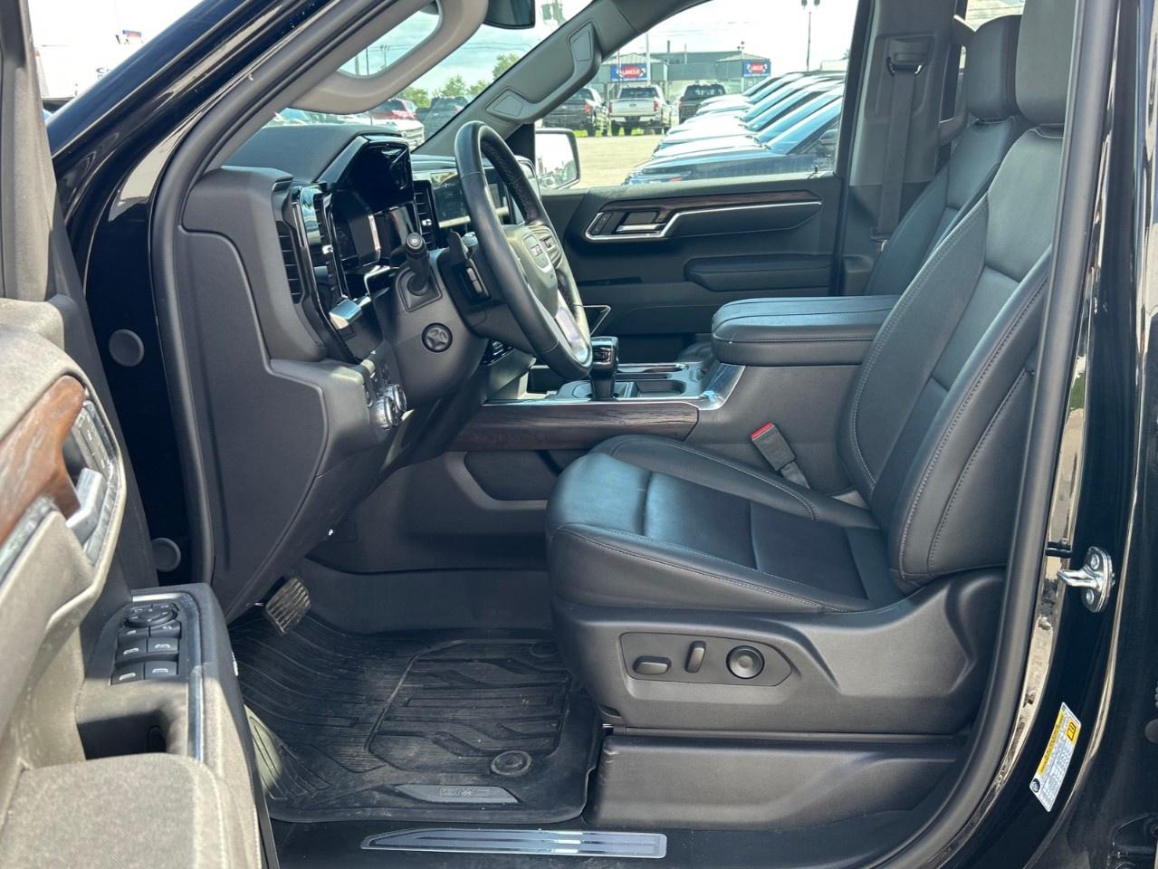 2025 GMC Sierra 1500 Crew Cab Short Box 4-Wheel Drive SLT Photo