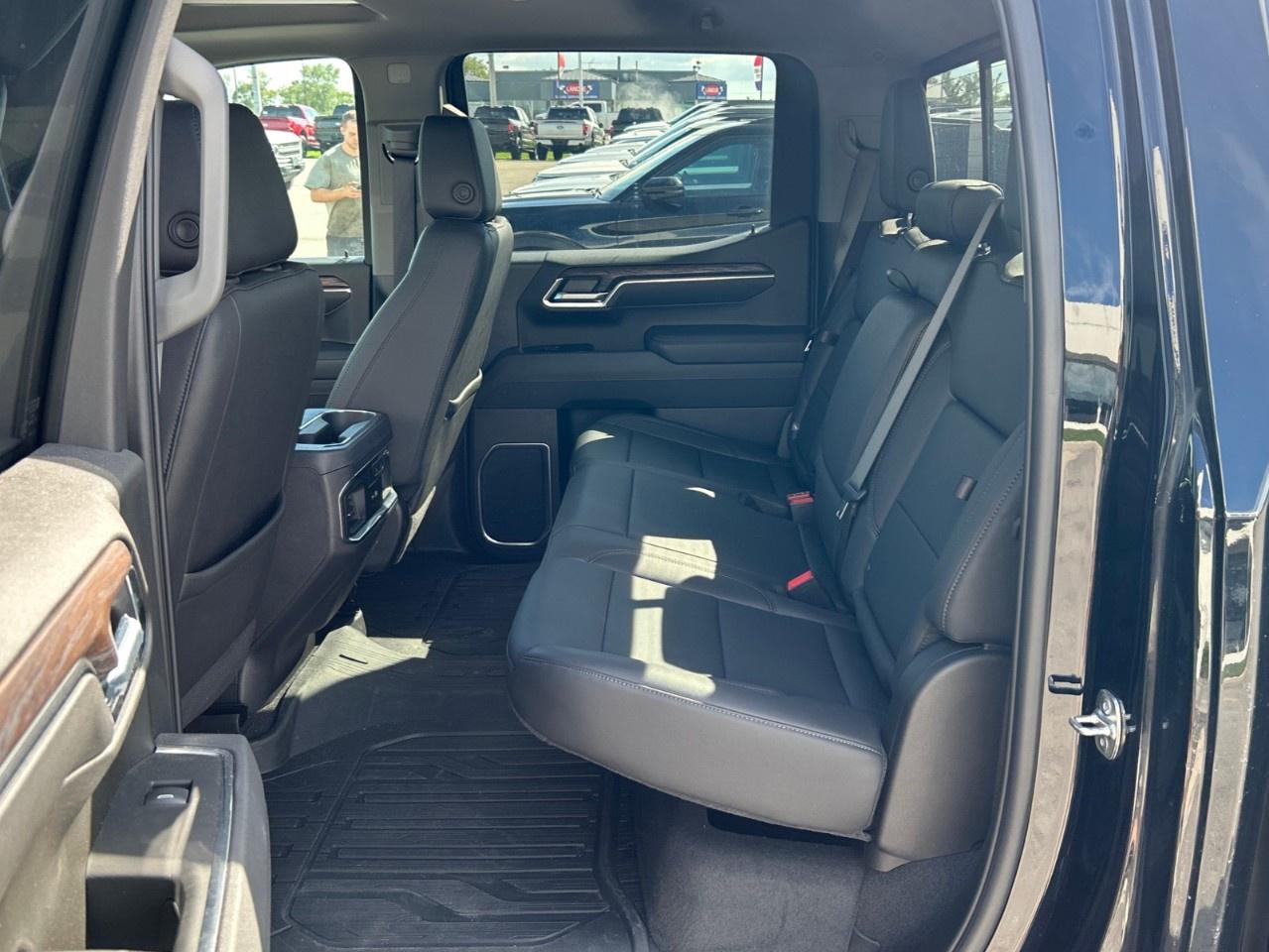 2025 GMC Sierra 1500 Crew Cab Short Box 4-Wheel Drive SLT Photo