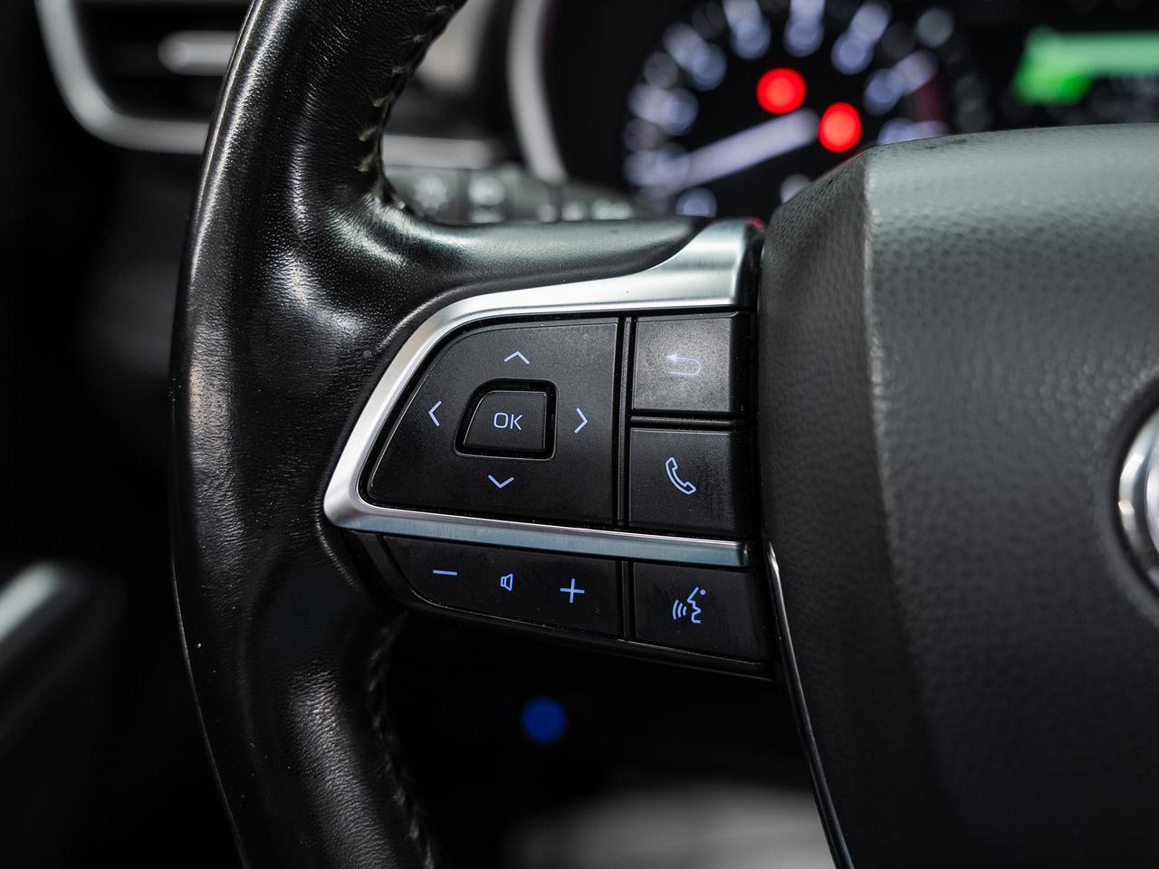 2021 Toyota Highlander XLE AWD | Moonroof | Leather | ACC | BSM | CarPlay