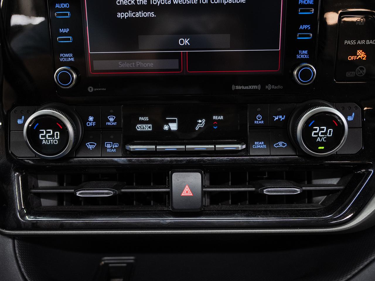 2021 Toyota Highlander XLE AWD | Moonroof | Leather | ACC | BSM | CarPlay