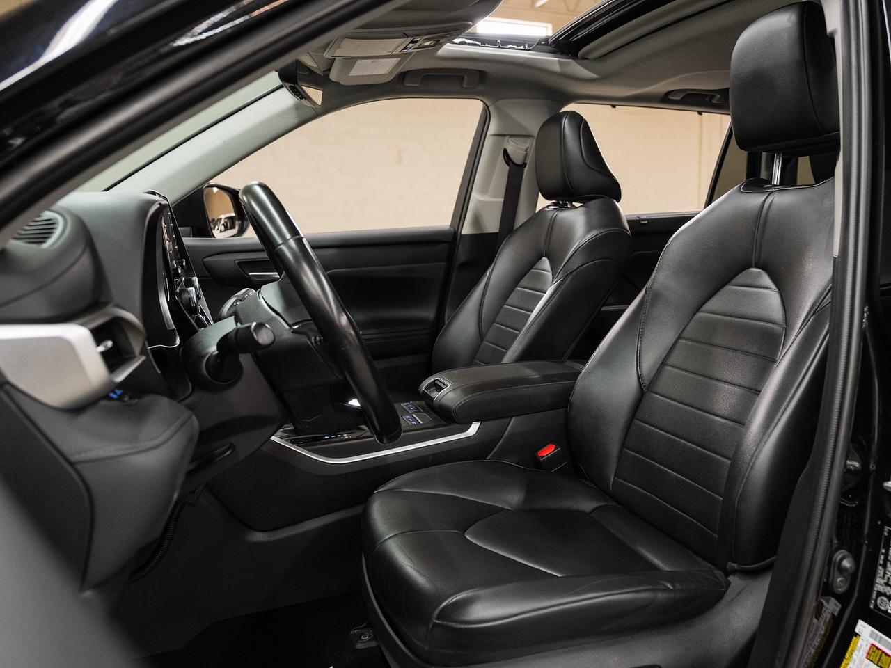 2021 Toyota Highlander XLE AWD | Moonroof | Leather | ACC | BSM | CarPlay