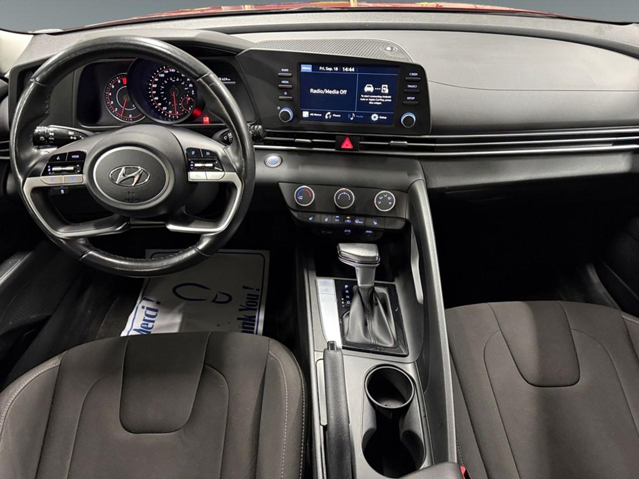 2022 Hyundai Elantra Preferred IVT Photo