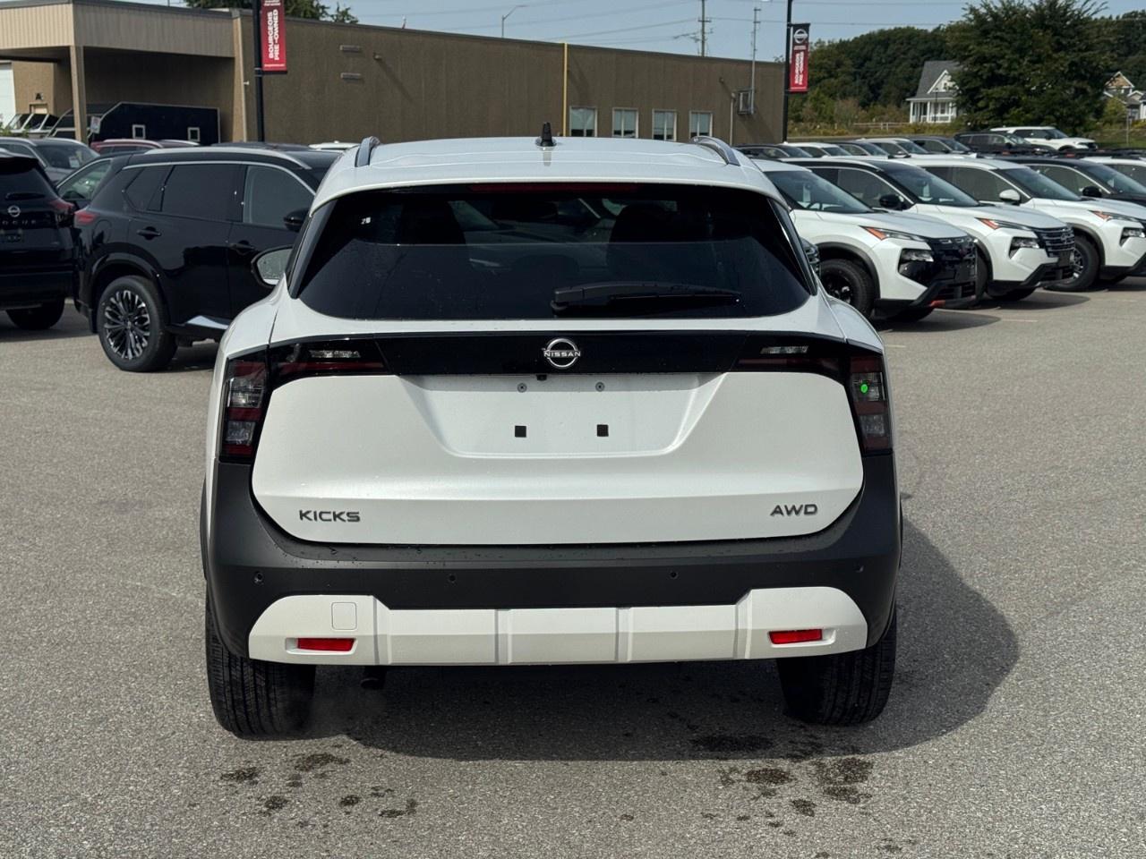 2027 Nissan Kicks SR Premium AWD Photo4