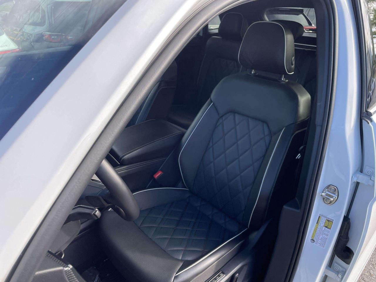 2025 Volkswagen Atlas 2.0 TSI Execline EXECLINE, LEATHER, HUDS, PANO. ROOF, 360 CAMERA, HARMAN KARDON, HTD. & VENTED SEATS, PARK DISTANCE Photo