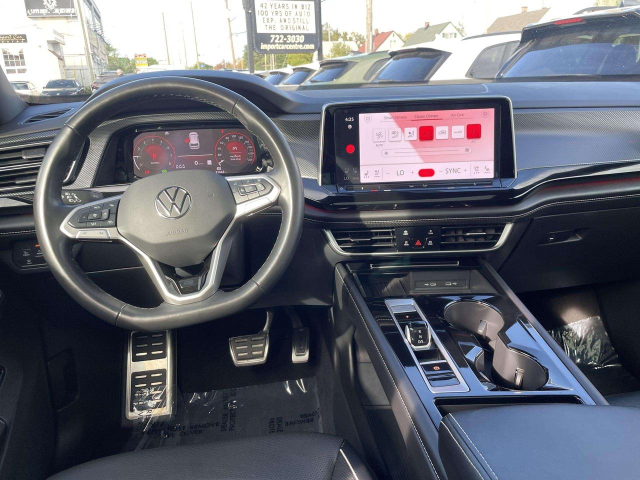2025 Volkswagen Atlas 2.0 TSI Execline EXECLINE, LEATHER, HUDS, PANO. ROOF, 360 CAMERA, HARMAN KARDON, HTD. & VENTED SEATS, PARK DISTANCE Photo
