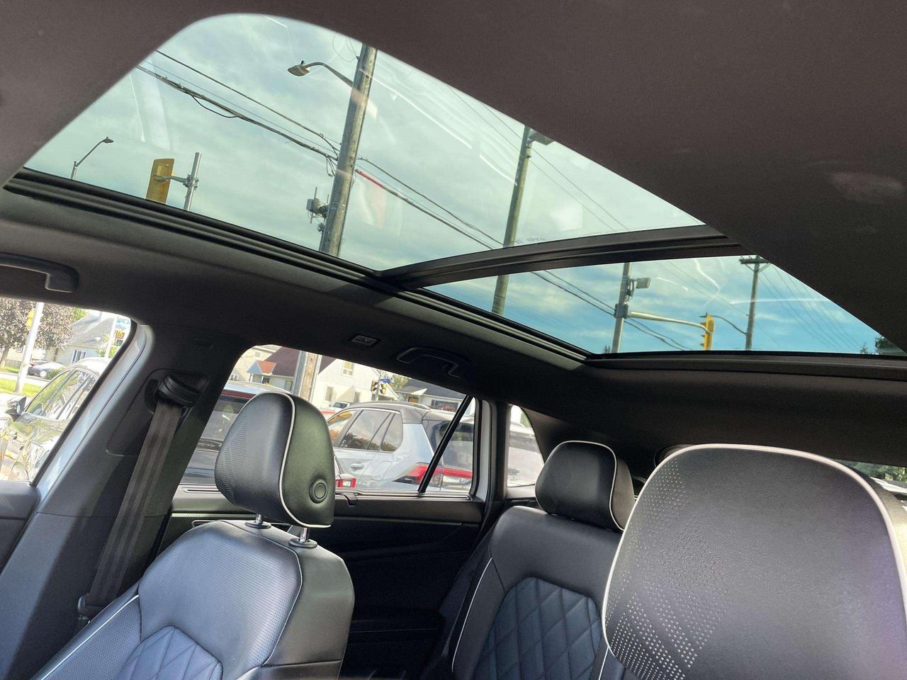 2025 Volkswagen Atlas 2.0 TSI Execline EXECLINE, LEATHER, HUDS, PANO. ROOF, 360 CAMERA, HARMAN KARDON, HTD. & VENTED SEATS, PARK DISTANCE Photo