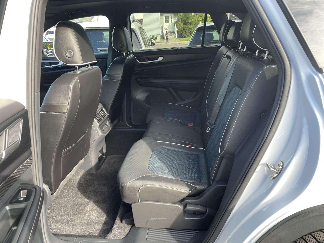 2025 Volkswagen Atlas 2.0 TSI Execline EXECLINE, LEATHER, HUDS, PANO. ROOF, 360 CAMERA, HARMAN KARDON, HTD. & VENTED SEATS, PARK DISTANCE Photo