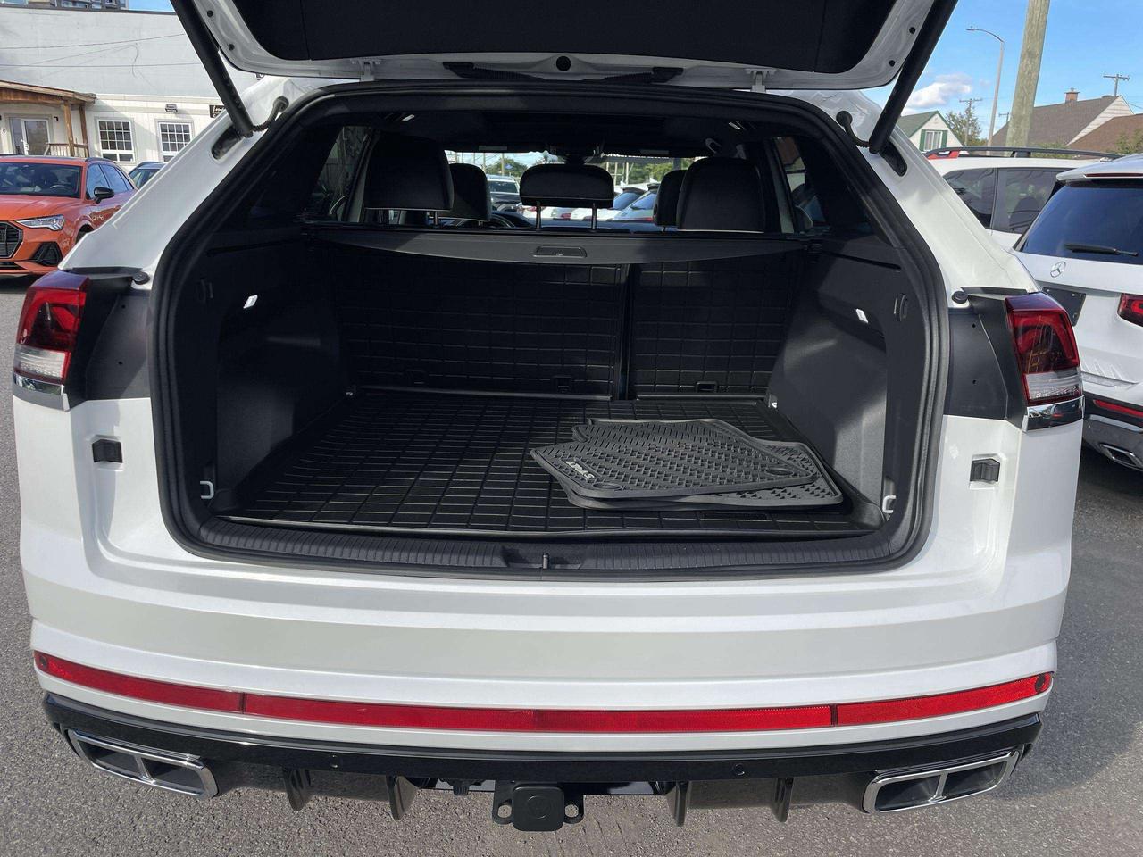2025 Volkswagen Atlas 2.0 TSI Execline EXECLINE, LEATHER, HUDS, PANO. ROOF, 360 CAMERA, HARMAN KARDON, HTD. & VENTED SEATS, PARK DISTANCE Photo