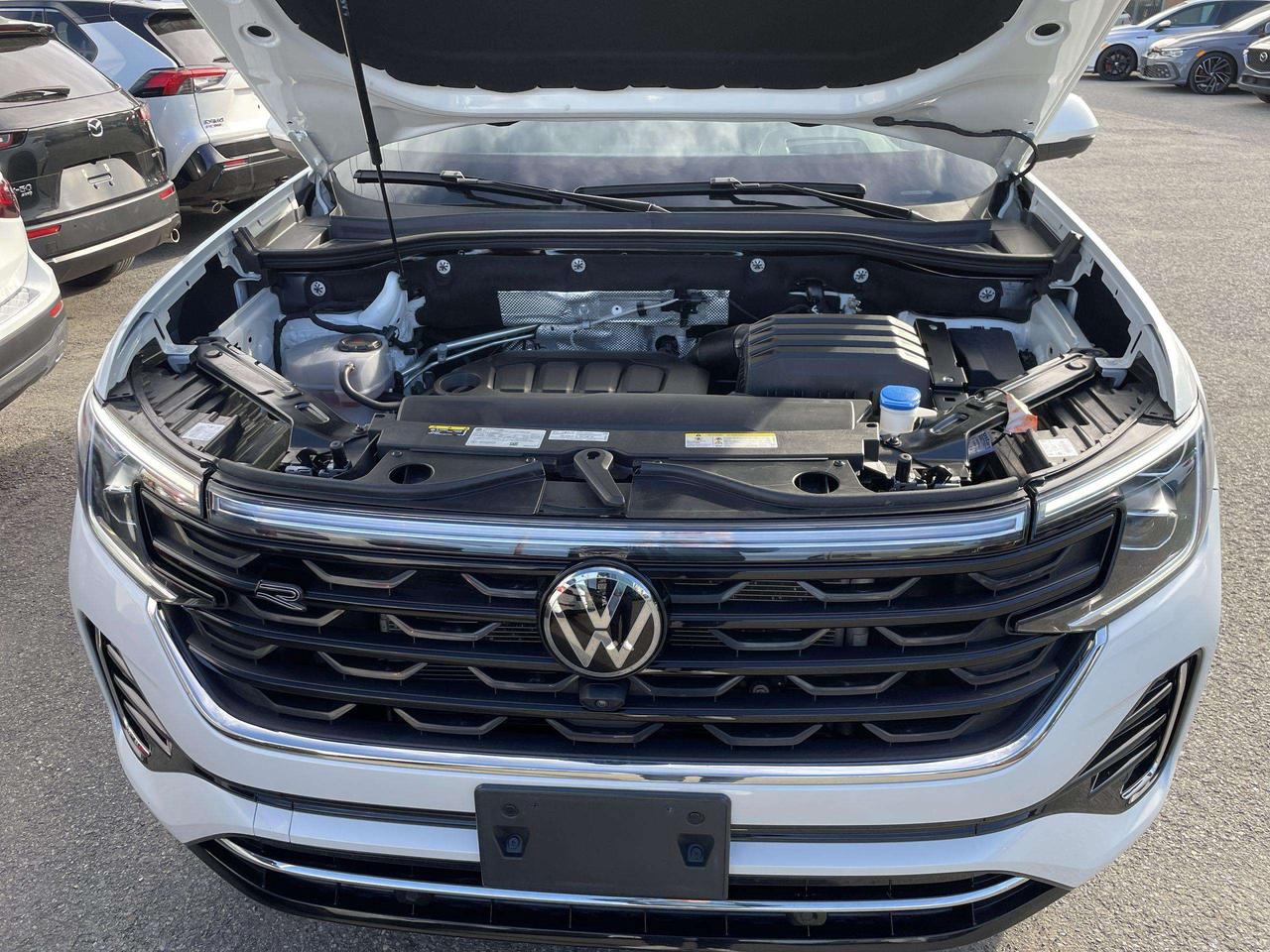 2025 Volkswagen Atlas 2.0 TSI Execline EXECLINE, LEATHER, HUDS, PANO. ROOF, 360 CAMERA, HARMAN KARDON, HTD. & VENTED SEATS, PARK DISTANCE Photo