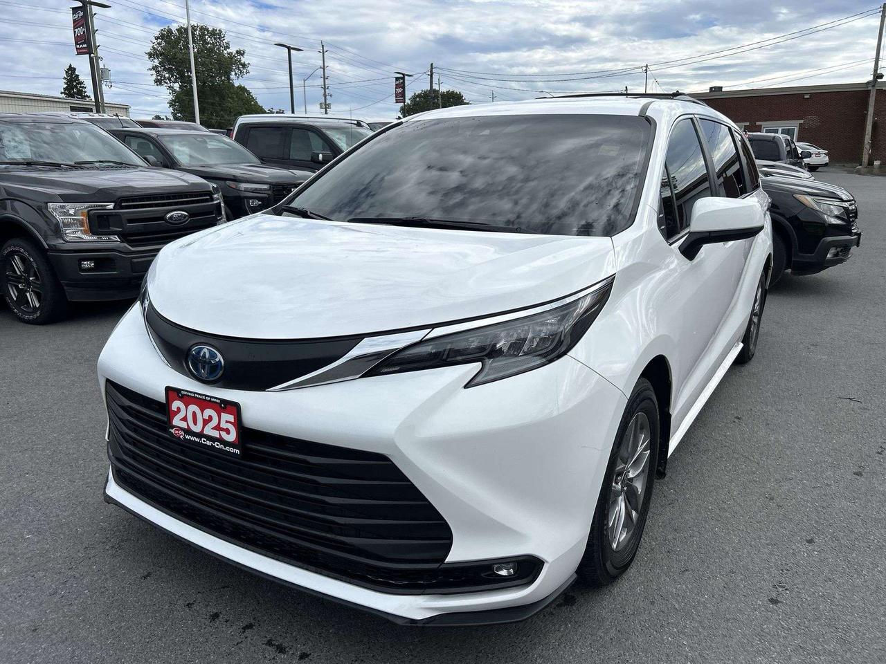 2025 Toyota Sienna HYBRID AWD | 8-PASS | HTD SEATS | CARPLAY | ALLOYS Photo0