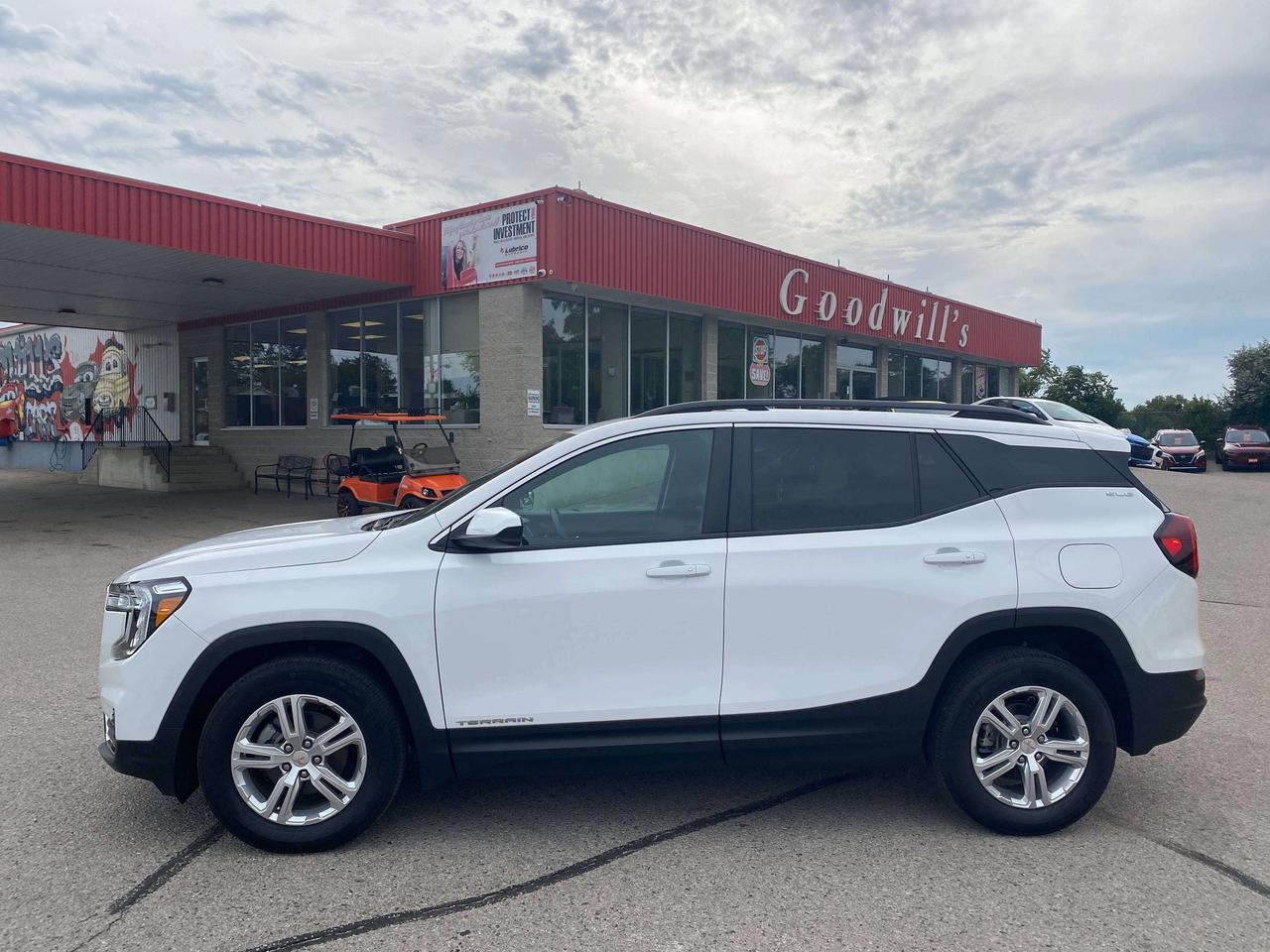 2024 GMC Terrain SLE, BALANCE OF FACTORY WARRANTY, HEATED SEATS! - Photo #5