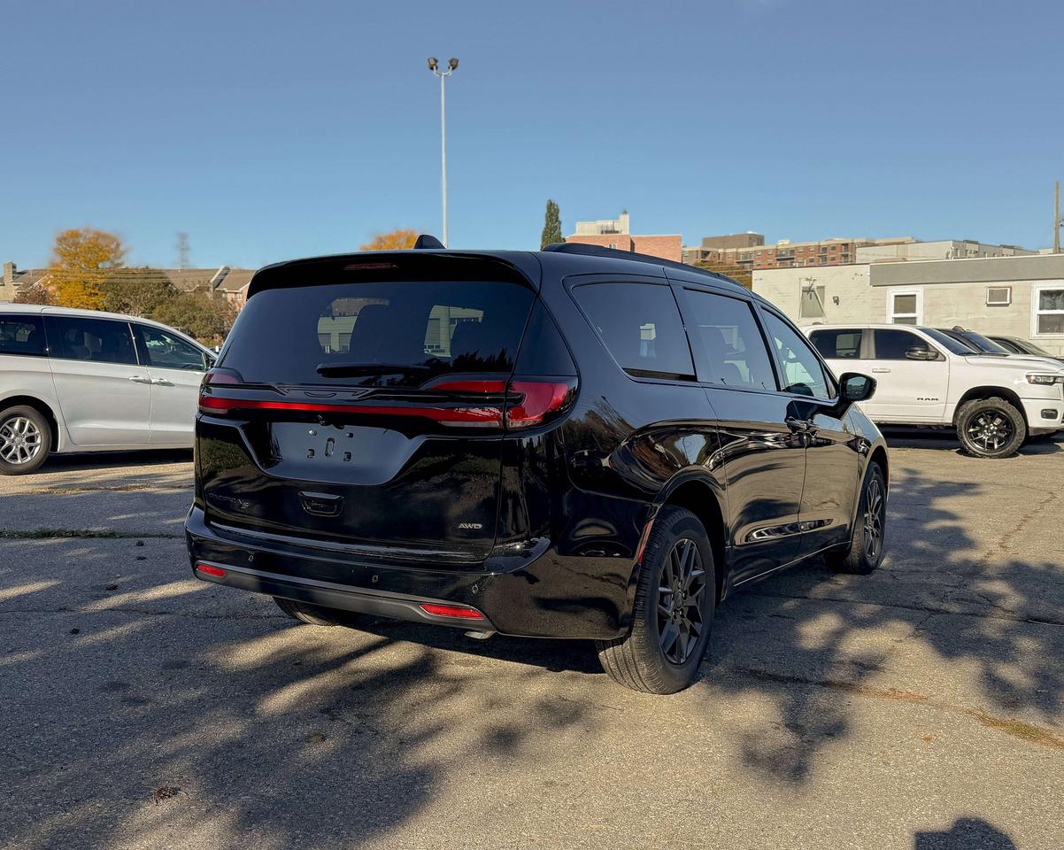 2027 Chrysler Pacifica Select AWD Photo