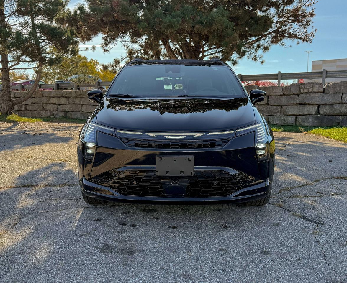 2027 Chrysler Pacifica Select AWD Photo5