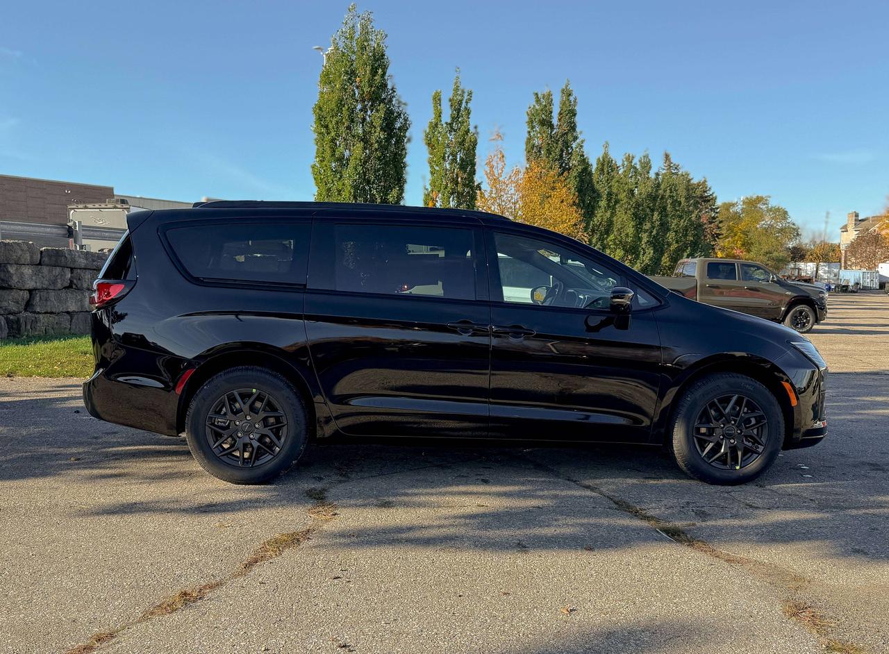 2027 Chrysler Pacifica Select AWD Photo