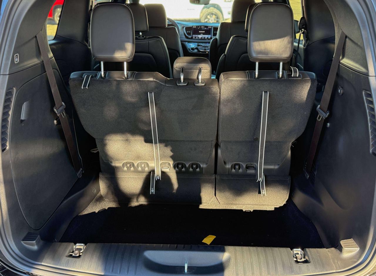 2027 Chrysler Pacifica Select AWD Photo