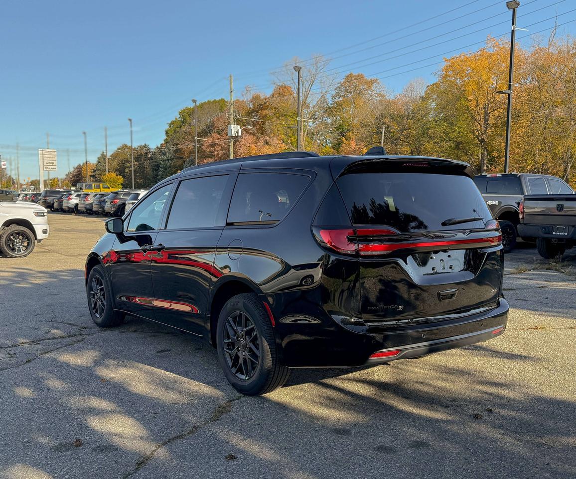 2027 Chrysler Pacifica Select AWD Photo