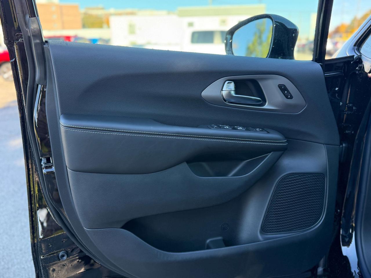 2027 Chrysler Pacifica Select AWD Photo