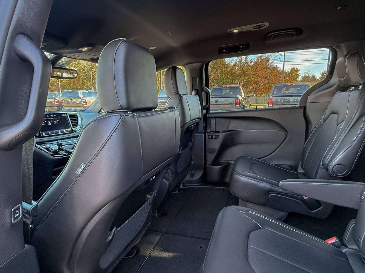 2027 Chrysler Pacifica Select AWD Photo