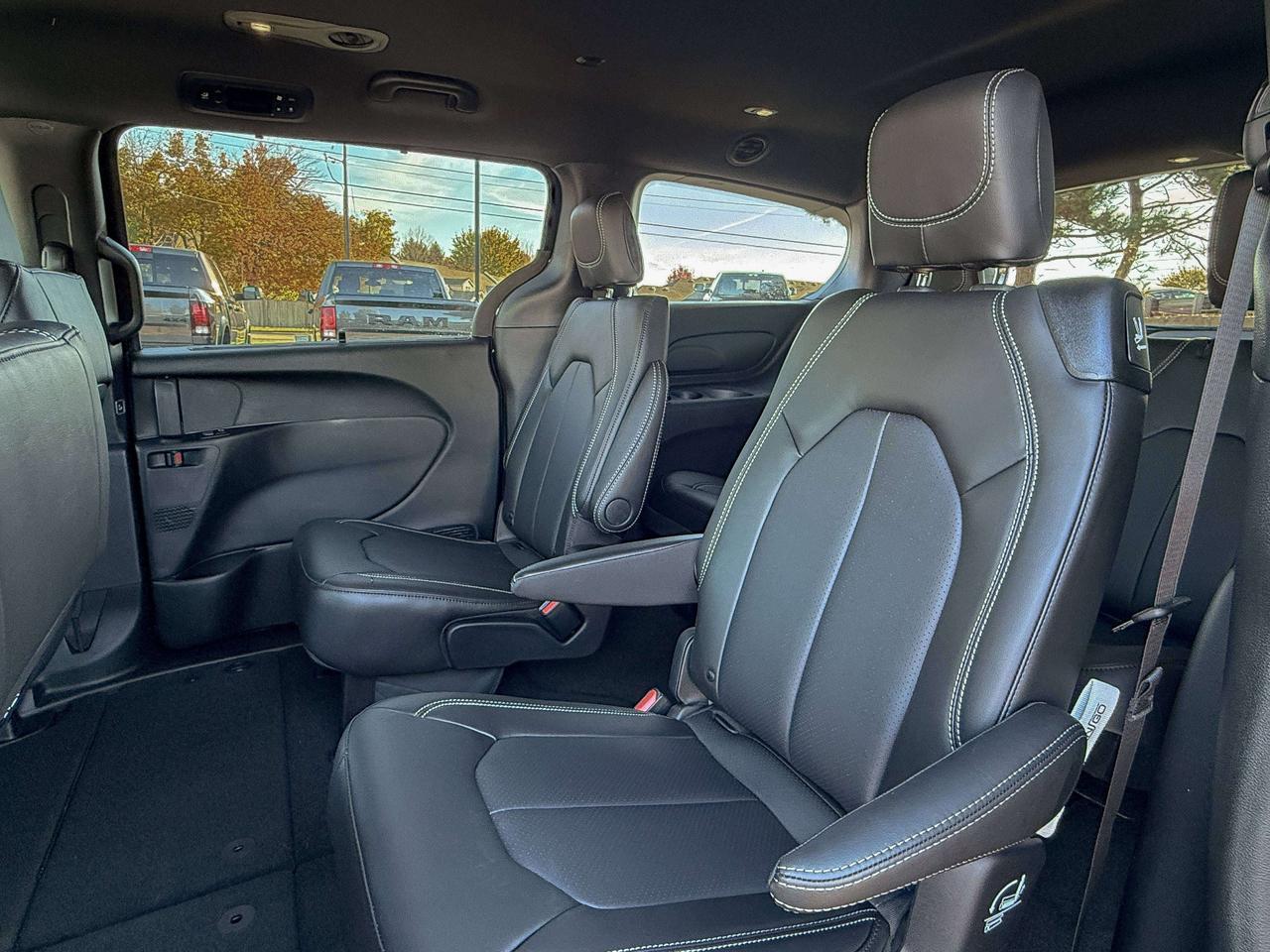 2027 Chrysler Pacifica Select AWD Photo