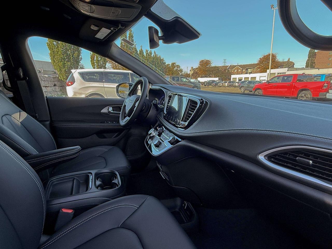2027 Chrysler Pacifica Select AWD Photo