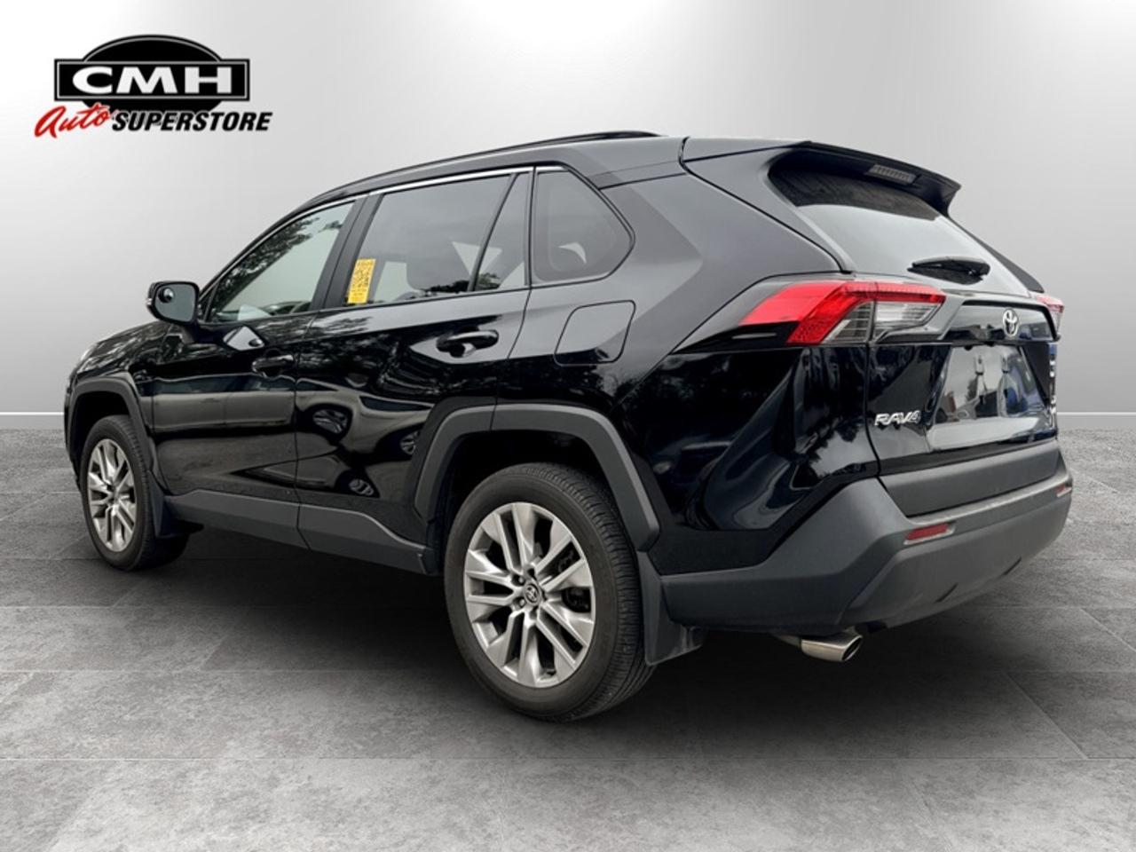 2024 Toyota RAV4 XLE  **CLEAN CARFAX** Photo