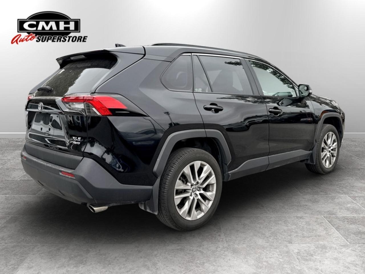 2024 Toyota RAV4 XLE  **CLEAN CARFAX** Photo