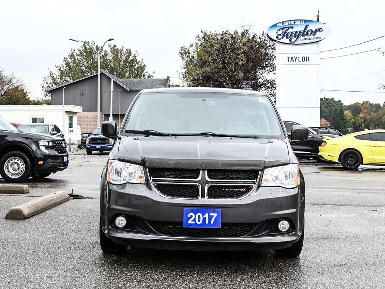 2017 Dodge Grand Caravan SXT Premium Plus Photo3