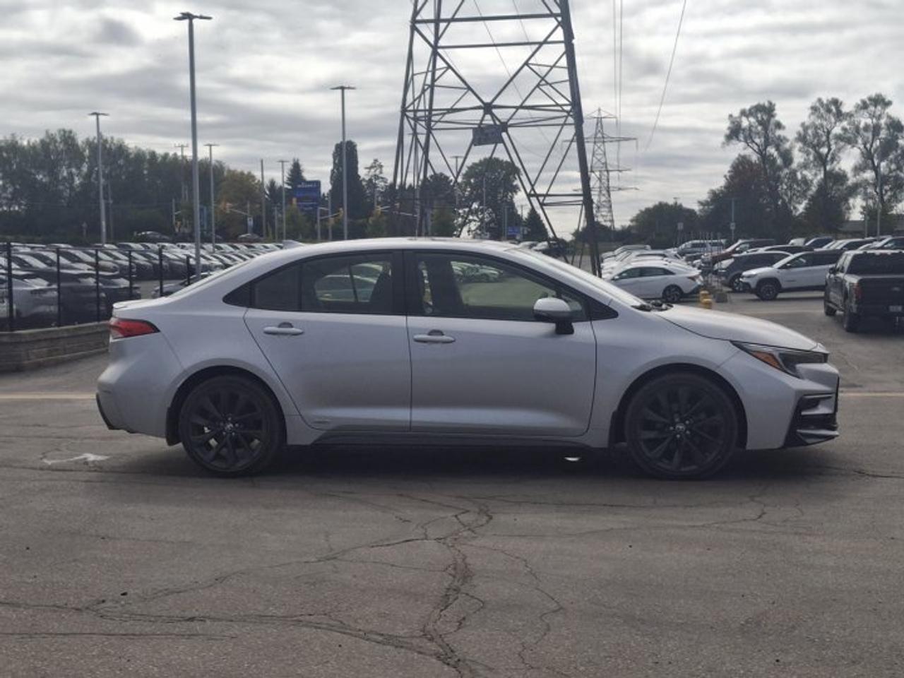 2023 Toyota Corolla Hybrid SE | Sunroof | Heated Seats + Steering | Adaptive Cruise | CarPlay | Rear Cam | and More ! Photo
