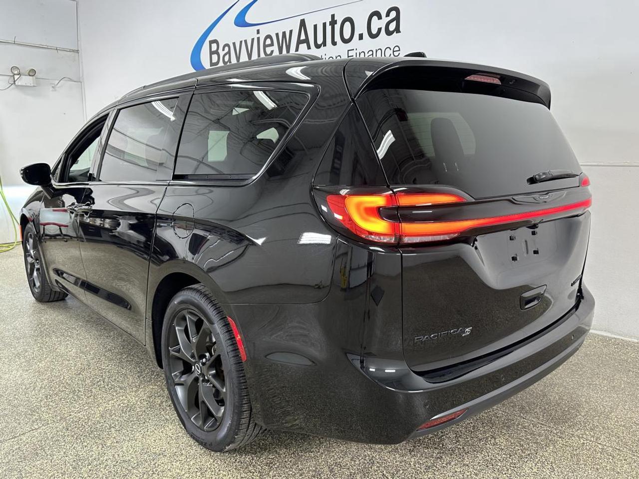 2026 Chrysler Pacifica Limited LIMITED/PANOROOF/LEATHER/NAVI/22KM/OFF 1 OWNER LEASE! Photo