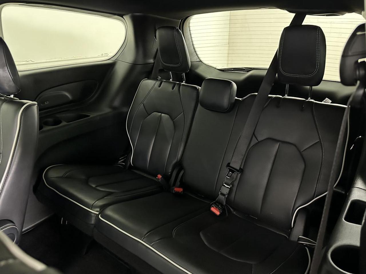 2026 Chrysler Pacifica Limited LIMITED/PANOROOF/LEATHER/NAVI/22KM/OFF 1 OWNER LEASE! Photo