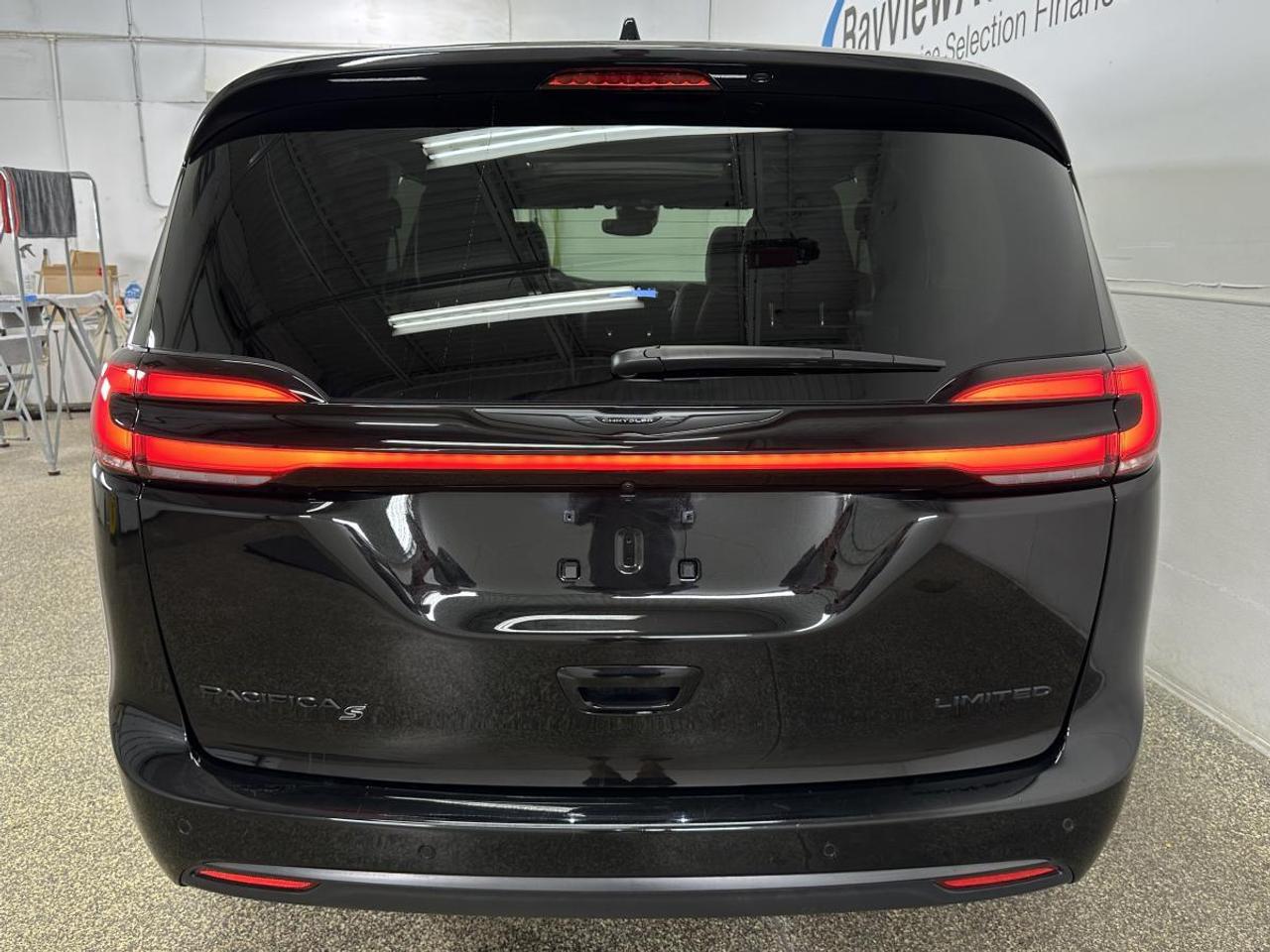 2026 Chrysler Pacifica Limited LIMITED/PANOROOF/LEATHER/NAVI/22KM/OFF 1 OWNER LEASE! Photo