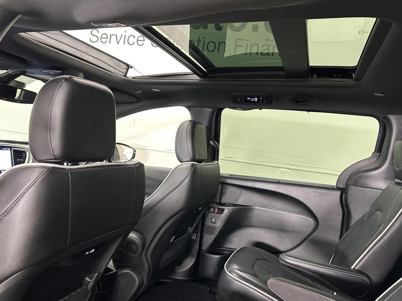 2026 Chrysler Pacifica Limited LIMITED/PANOROOF/LEATHER/NAVI/22KM/OFF 1 OWNER LEASE! Photo