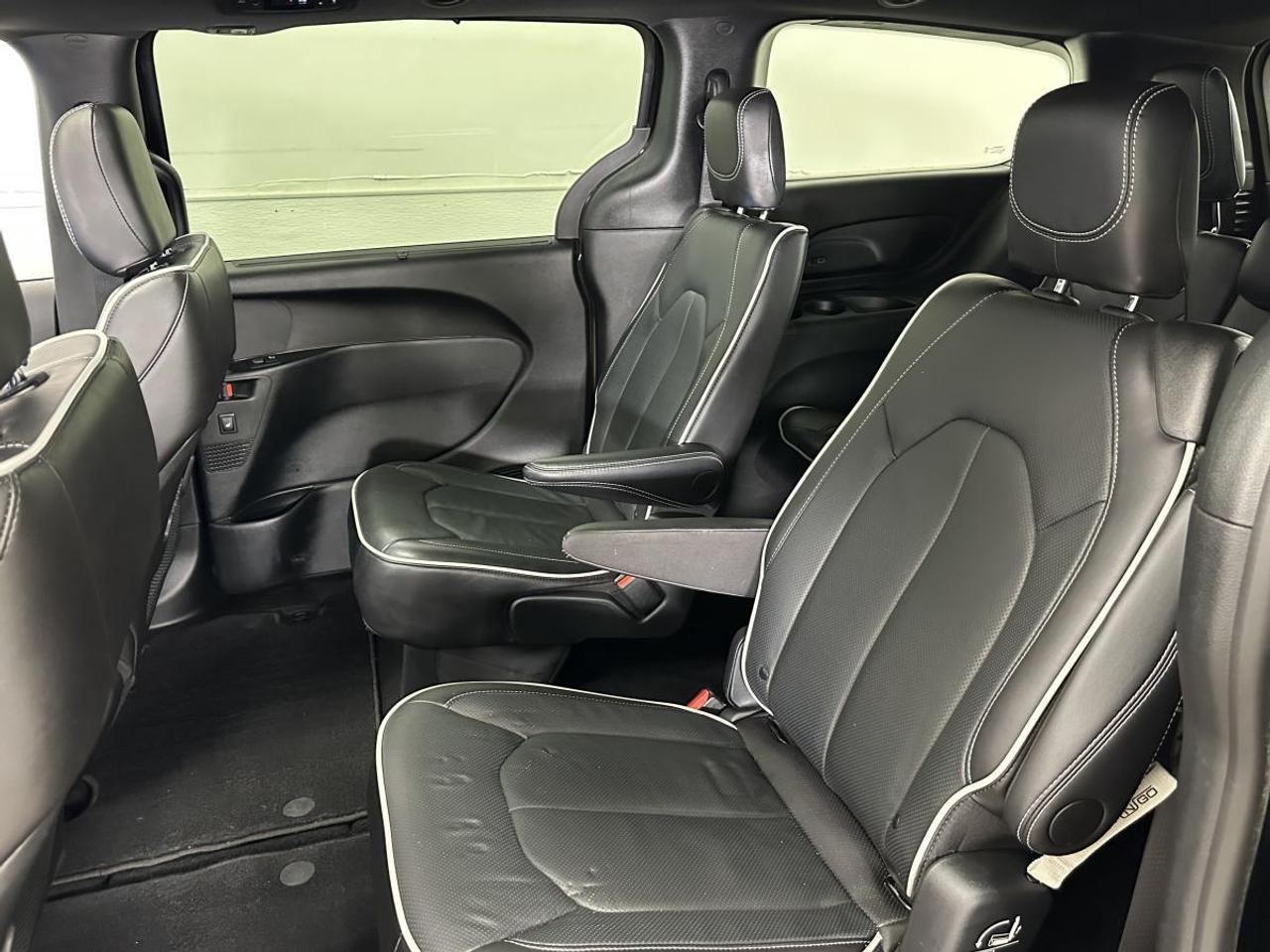2026 Chrysler Pacifica Limited LIMITED/PANOROOF/LEATHER/NAVI/22KM/OFF 1 OWNER LEASE! Photo