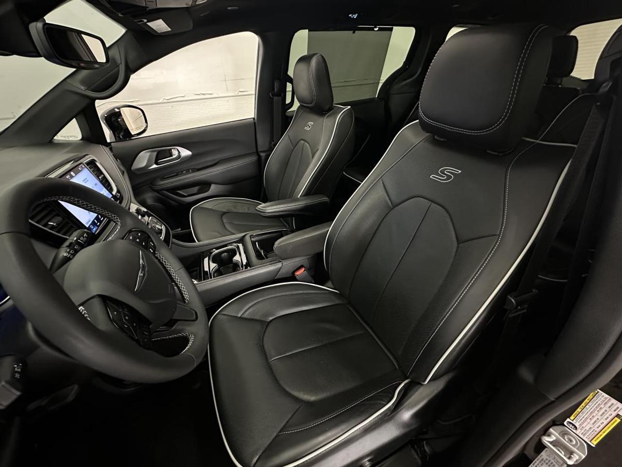 2026 Chrysler Pacifica Limited LIMITED/PANOROOF/LEATHER/NAVI/22KM/OFF 1 OWNER LEASE! Photo