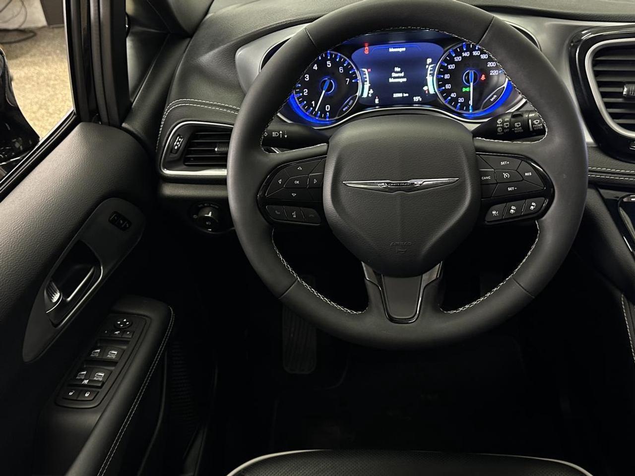 2026 Chrysler Pacifica Limited LIMITED/PANOROOF/LEATHER/NAVI/22KM/OFF 1 OWNER LEASE! Photo