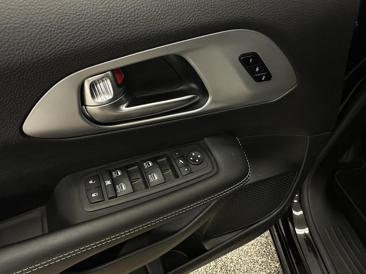 2026 Chrysler Pacifica Limited LIMITED/PANOROOF/LEATHER/NAVI/22KM/OFF 1 OWNER LEASE! Photo