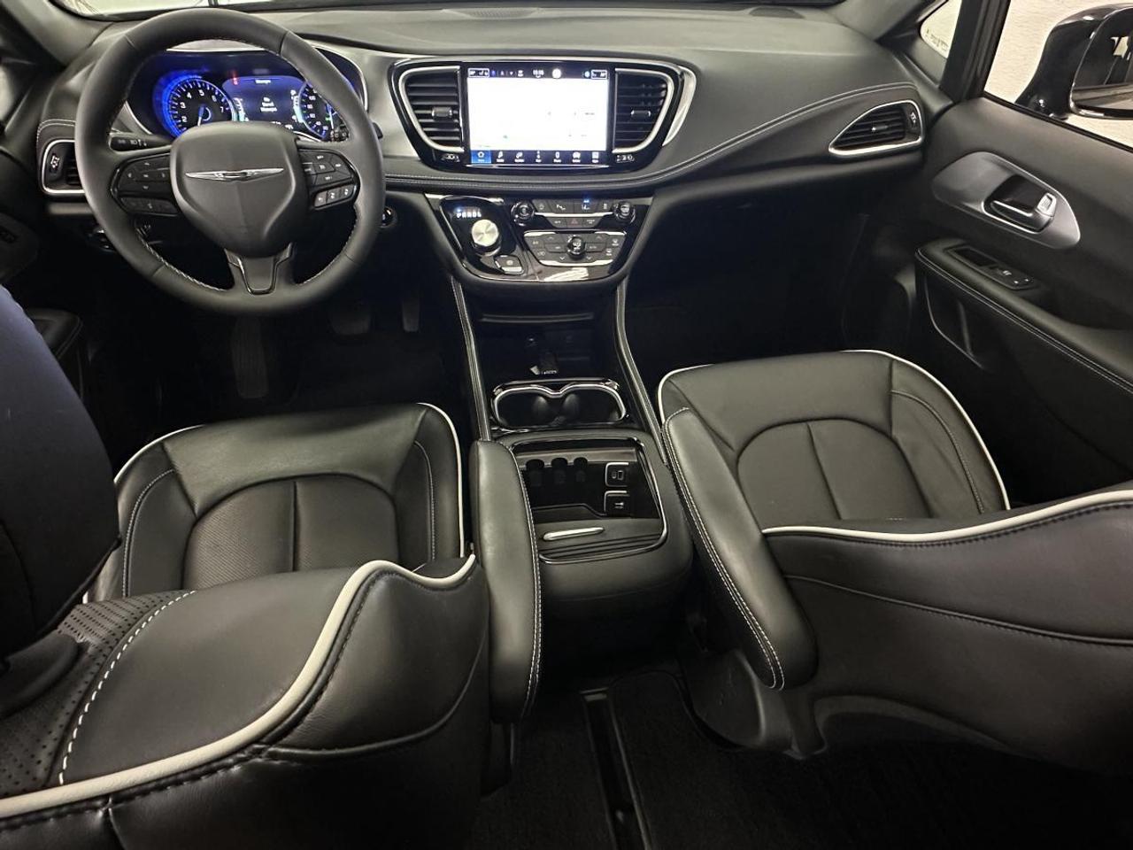 2026 Chrysler Pacifica Limited LIMITED/PANOROOF/LEATHER/NAVI/22KM/OFF 1 OWNER LEASE! Photo