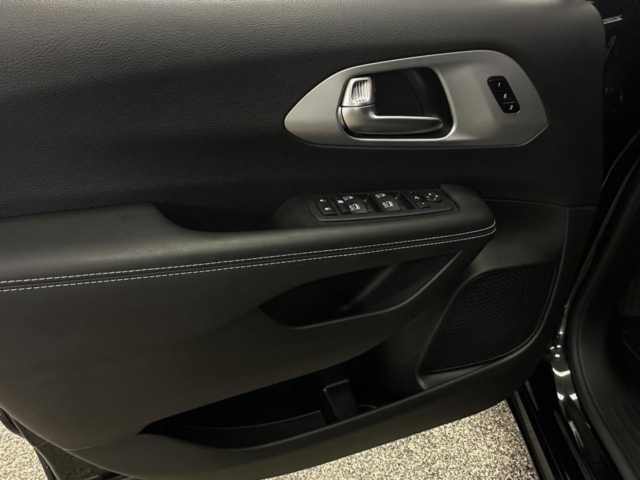 2026 Chrysler Pacifica Limited LIMITED/PANOROOF/LEATHER/NAVI/22KM/OFF 1 OWNER LEASE! Photo