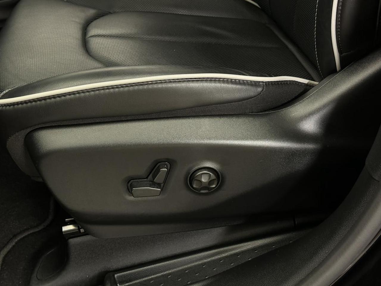 2026 Chrysler Pacifica Limited LIMITED/PANOROOF/LEATHER/NAVI/22KM/OFF 1 OWNER LEASE! Photo