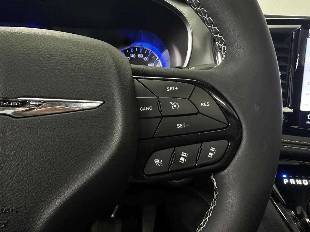 2026 Chrysler Pacifica Limited LIMITED/PANOROOF/LEATHER/NAVI/22KM/OFF 1 OWNER LEASE! Photo