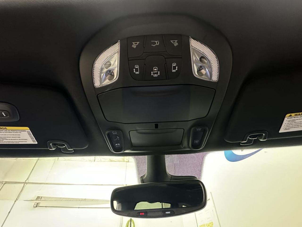 2026 Chrysler Pacifica Limited LIMITED/PANOROOF/LEATHER/NAVI/22KM/OFF 1 OWNER LEASE! Photo