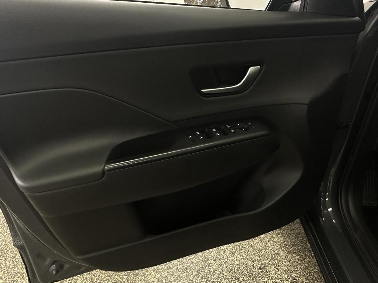 2025 Hyundai KONA 2.0L Preferred w/Trend Package PREFERRED/TREND PKG/AWD/LEATHER/ROOF/MORE! Photo