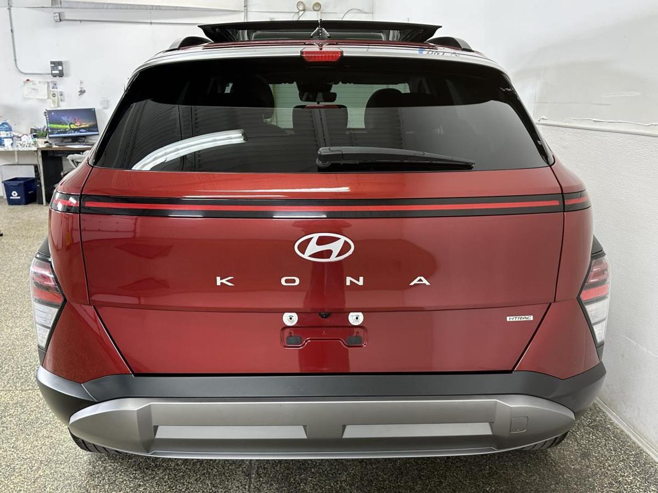 2025 Hyundai KONA 2.0L Preferred w/Trend Package PREFERRED/TREND PKG/AWD/LEATHER/ROOF/MORE! Photo