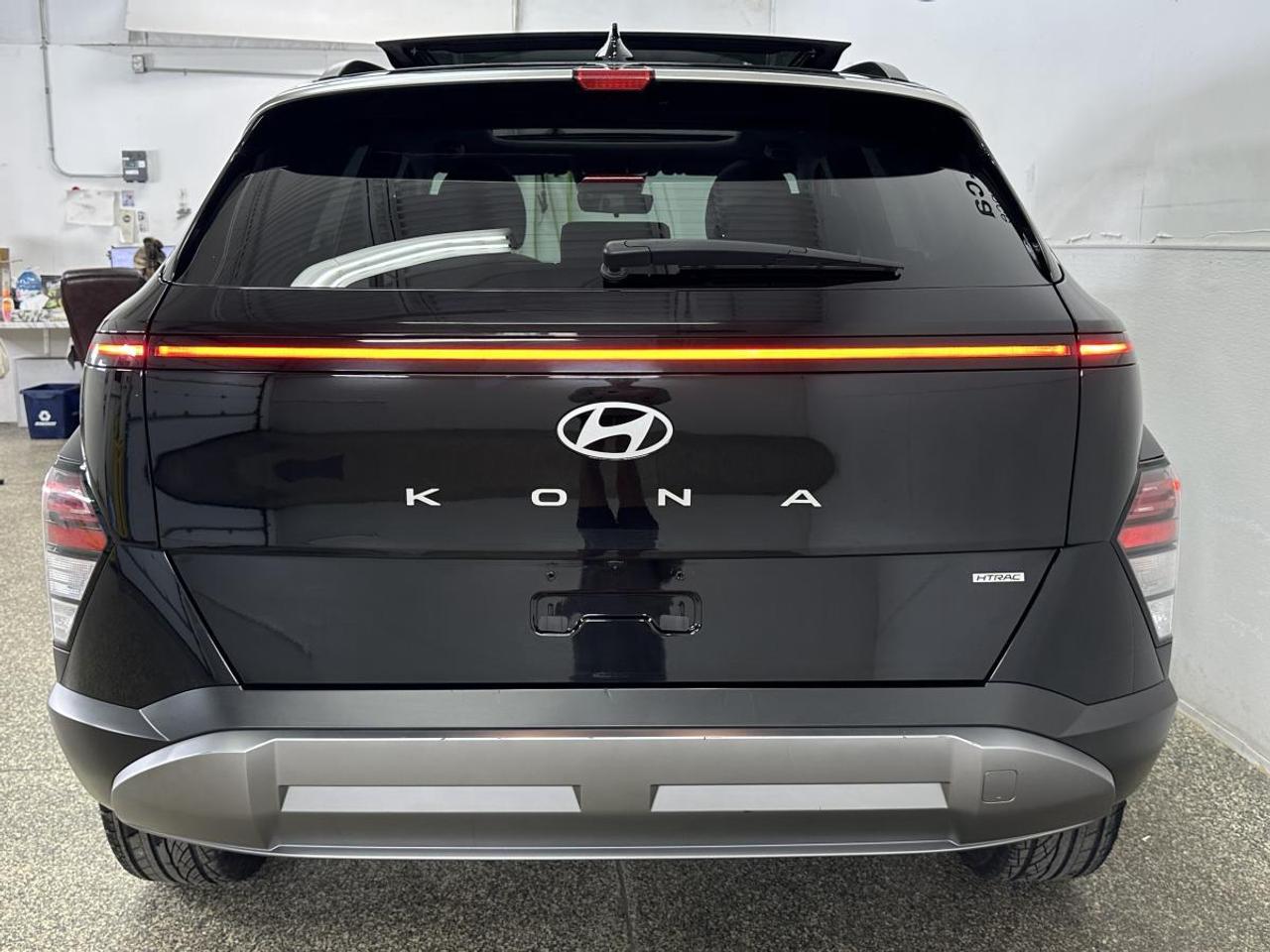 2025 Hyundai KONA 2.0L Preferred w/Trend Package PREFERRED/TREND PKG/AWD/LEATHER/ROOF/MORE! Photo