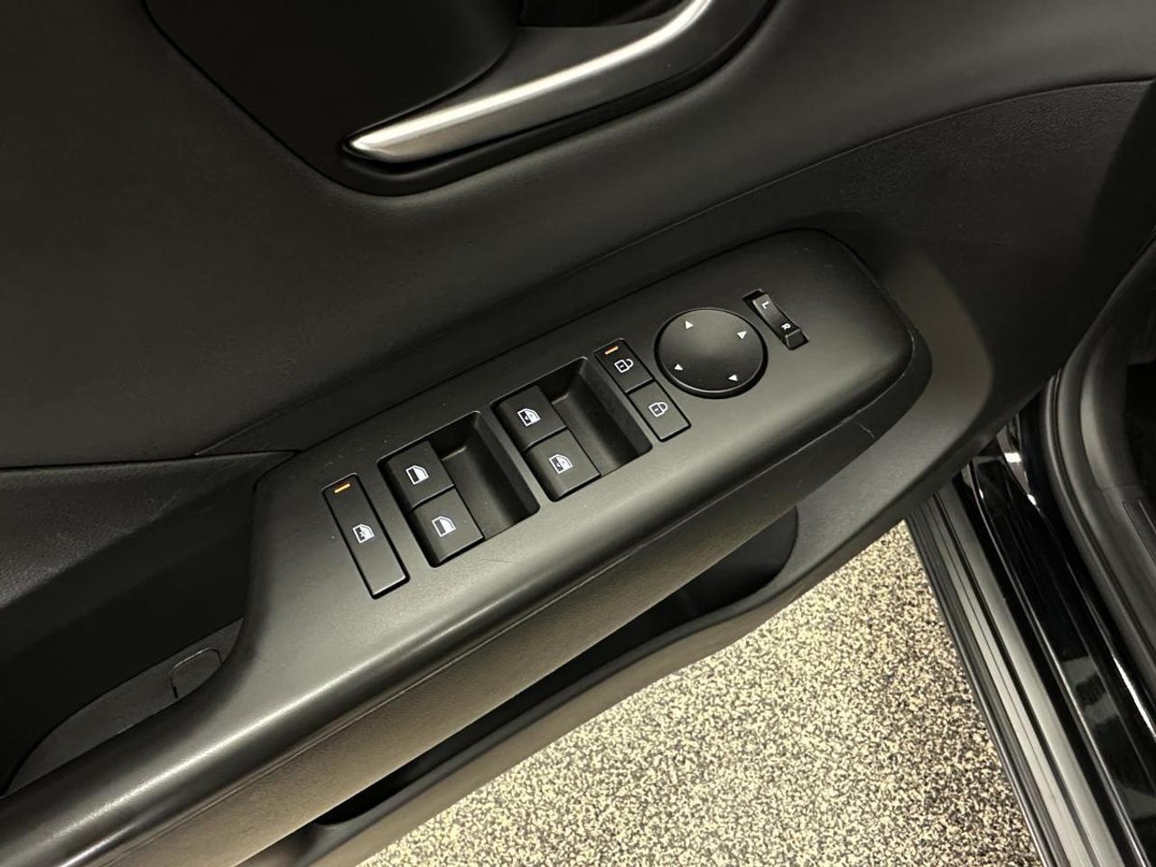 2025 Hyundai KONA 2.0L Preferred w/Trend Package PREFERRED/TREND PKG/AWD/LEATHER/ROOF/MORE! Photo