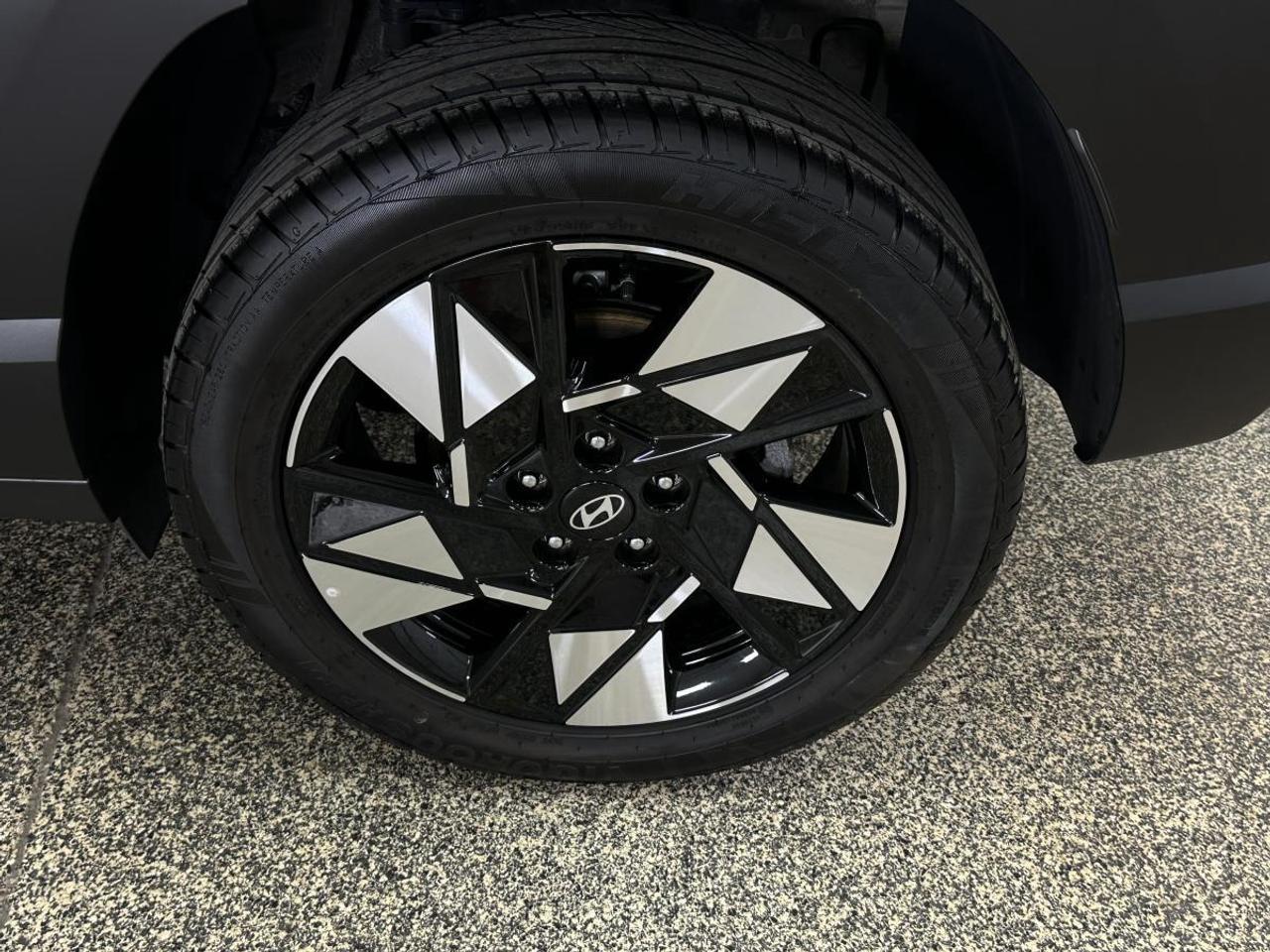 2025 Hyundai KONA 2.0L Preferred w/Trend Package PREFERRED/TREND PKG/AWD/LEATHER/ROOF/MORE! Photo